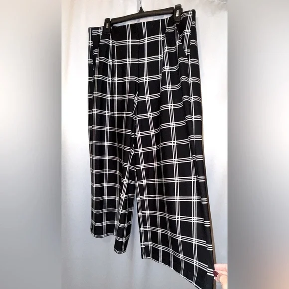 🆕 Torrid Black and White Plaid High Rise Crop Pants - Picture 2 of 4